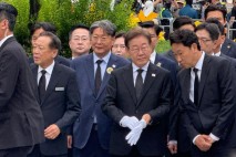 이재명, 노무현 전 대통령 묘역 참배…방명록에 &quot;진짜 대한민국 만들겠다&quot;