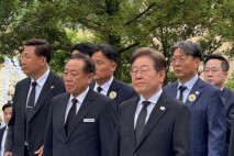 이재명, 봉하마을서 노무현 전 대통령 추모 &quot;혐오 정치의 희생자&quot;