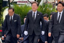 봉하마을 찾은 이재명 &quot;노무현, 정치 검찰 탄압으로 희생&quot;(종합)