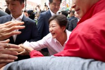 대선 사흘 앞두고 대구 서문시장 찾은 박근혜 전 대통령…김문수 후보 측면 지원 해석