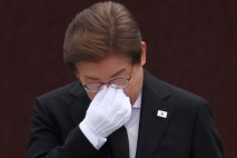 이재명, 盧 추모하며 눈물…문재인 만나 ‘검찰권 남용’ 공감대