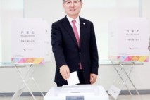사전투표 마친 오태완 의령군수, 소중한 한 표 행사 독려