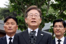 이재명, 盧 묘소 참배 뒤 눈물…文 "제대로 된 나라 만들어야"