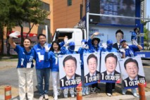 민주당 고민정·허영·이광재, 춘천 풍물시장서 대선 막판 표심잡기