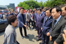 박근혜 전 대통령 “나라 어려울수록 아버지 생각 더 간절”