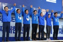 부산도 '공식 선거전'…민주 '한표 호소', 국힘 '큰절 사과'(종합)