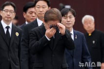 이재명, 노무현 묘역 참배…"국민이 주인인 나라 완성"