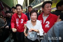 박근혜, 서문시장 찾아 "김문수 후보께서 '많은 분들이 보고 싶어한다' 얘기해 가슴 뭉클"