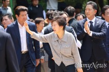 박정희 생가 찾은 박근혜 