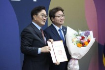 與 염태영, '전세사기특별법 개정안'으로 의정대상 수상