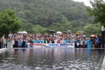 더불어민주당 안성시지역위원회, 봉하마을 참배...대통령선거 승리 후 당원·시민 400여 명 참여