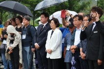 더불어민주당 안성시지역위원회, 봉하마을 찾아 묘역 참배