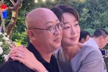 최여진, ♥7세 연상 남편과 꿀 떨어진다..꼭 붙어서 박하나 결혼 축하