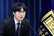 [사설] 한국형 ’1000人 계획' 같은 특단 대책 필요하다
