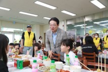 옥천시니어클럽 12주 맞아 영실애육원 봉사활동 귀감
