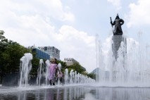 [날씨]“끈적끈적 힘들어요”…체감온도 31도 ‘후텁지근’