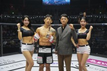 미트코어 김병주 대표, 승리한 한상권에게 트로피 시상[로드FC]