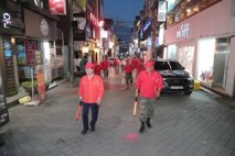 [포토] 해병전우회와 야간 순찰하는 육동한 춘천시장