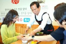 조병옥 음성군수, 자활근로사업단 '일일점장' 변신