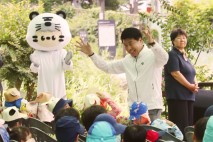 [포토] 성내천 물놀이장 찾은 서강석 송파구청장