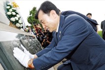 [포토] 제2연평해전 승전 23주년…영웅들 어루만지는 안규백