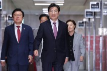 국힘 재선 15인 "현 원내지도부, 차기 원내대표 선출 전 의총 재소집하라"