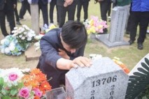 이성윤, 채 해병 순직 묘지 찾아···