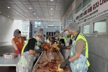 구리시자원봉사센터, ‘이웃사랑 여름 김치 담가 전달’ 활동 펼쳐