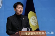 與 "국힘, '도로 친윤당' 회귀…내란·극우 벗어나길 거부하나"