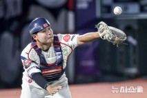 '신예 맹활약' 롯데, 선두 한화 제압…LG, 연장 혈투 끝 NC에 끝내기 승리(종합)
