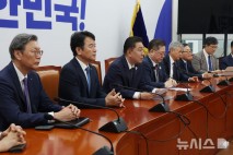與, 경제6단체 만나 "상법 개정은 주식시장 도약 계기…문제시 보완 용의 있어"