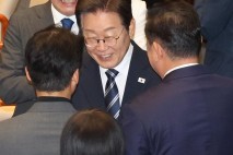 李대통령 첫 시정연설에 12번 박수 보낸 與…野는 침묵 대응