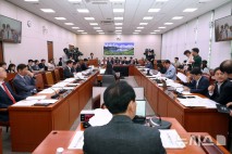 여야, 외통위서 李대통령 '나토 불참' 공방…"정치 공세" 對 "기회 날려"