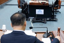 의사봉 두드리는 신성범 국회 정보위원장