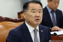 발언하는 신성범 국회 정보위원장