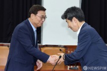 윤건영 의원과 인사 나누는 이종석 국정원장