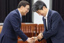 윤건영 의원과 인사하는 이종석 국정원장