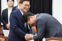 부승찬 의원과 인사 나누는 이종석 국정원장
