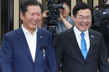 손잡고 웃으며 나란히 의총 입장한 정청래·박찬대의 다짐