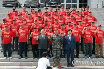[오마이포토] 채해병 특검법 통과 후 '나가자 해병대' 군가 떼창
