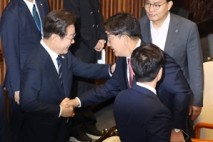 이재명 대통령, 웃으며 ‘선배님’ 권성동 팔 '툭'…무슨 말 했나 봤더니