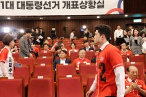 침묵 속 한숨 새어나온 국힘 상황실…