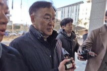 ‘여민원인 강제추행·뇌물수수 혐의’ 김진하 양양군수 징역 2년