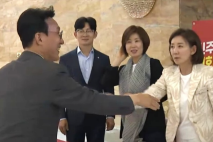 농성장 깜짝 방문한 김민석 “식사는?”…나경원 “내가 언제 단식한댔나”