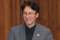 ‘김민석 돈다발’ 현수막 고발한 與… 국힘은 무고죄로 맞불