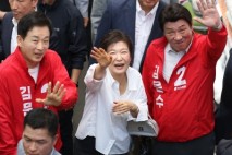 박근혜, 9년 만에 대구 서문시장 방문… 김문수 지원