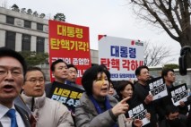 헌법재판소 앞 백혜련 의원에 ‘계란 투척’한 남성 2명 송치