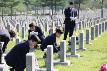 광주에서 동작까지…묘비 닦으며 “책임 정치” 다짐한 野 30대 의원들