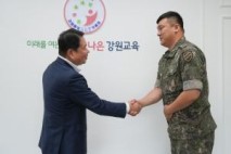 강원특별자치도교육청, 물놀이 학생 생명 구한 군인에 감사패 전달