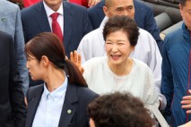 박근혜, 대선 하루 앞 부산 찾아 “따뜻하게 맞아주셔서 감사”